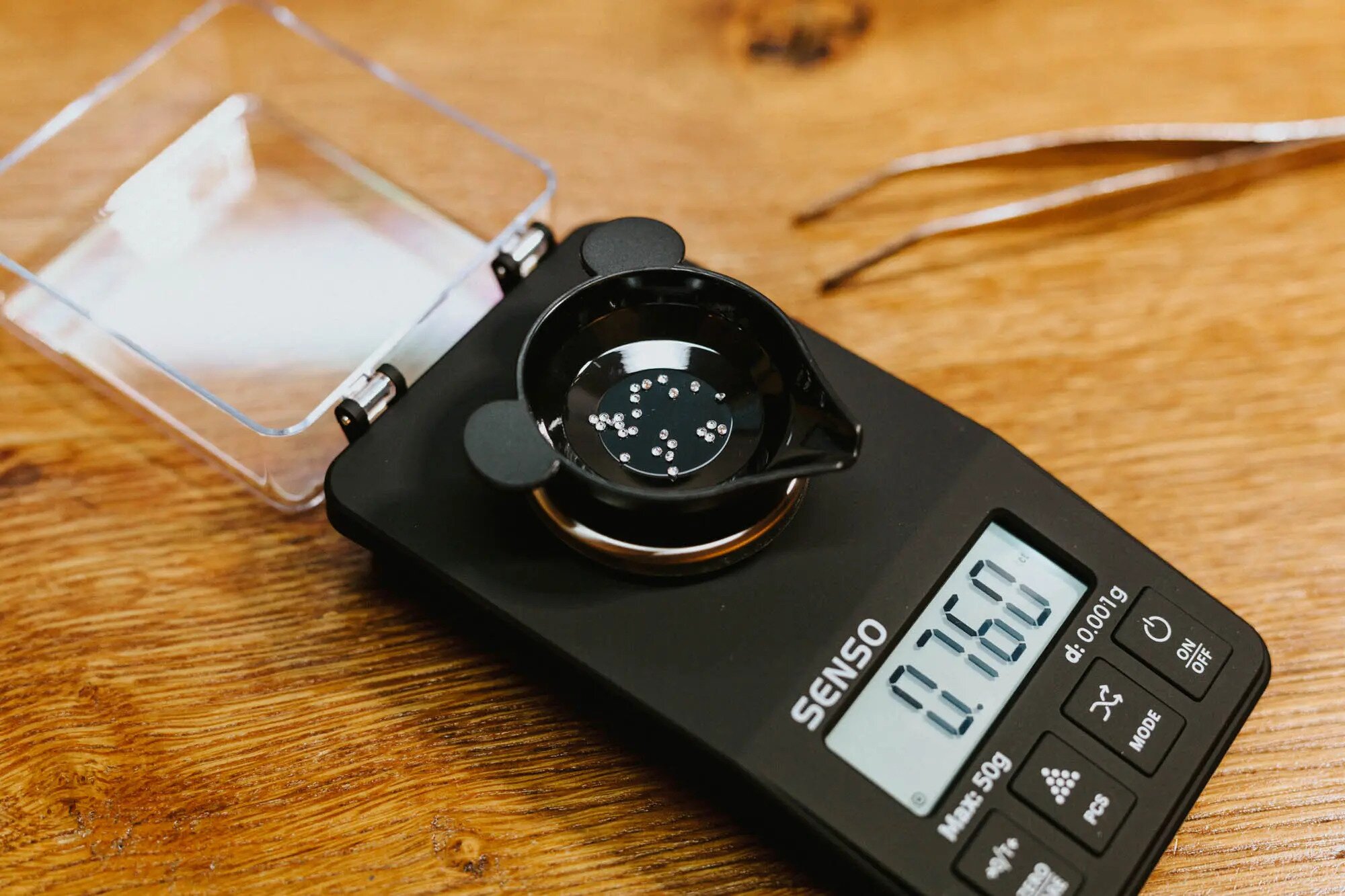 Edelsteine/Juwelen auf einer Waage im Atelier Maren Baum