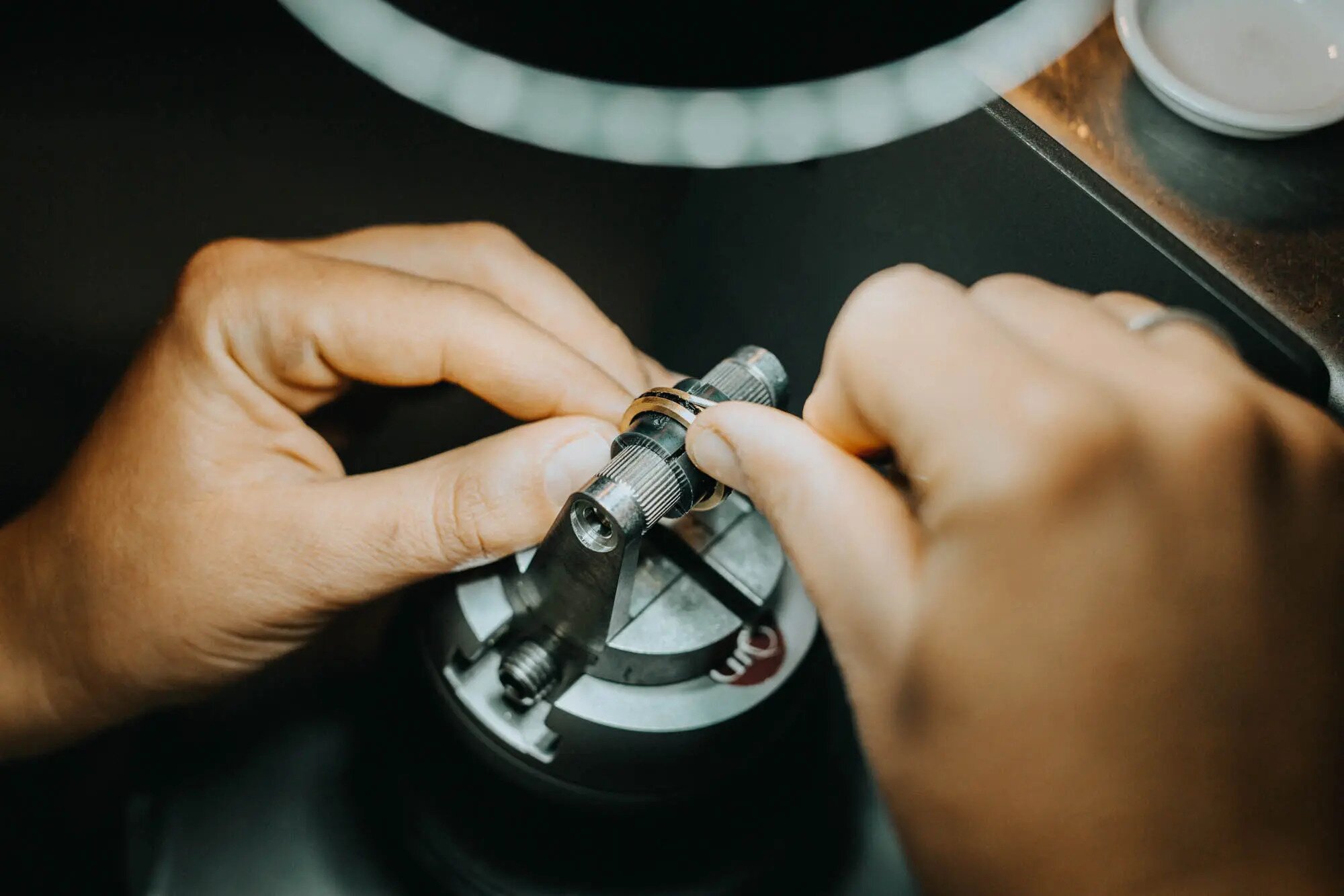 Nahaufnahme Maren Baum beim Edelsteinfassen