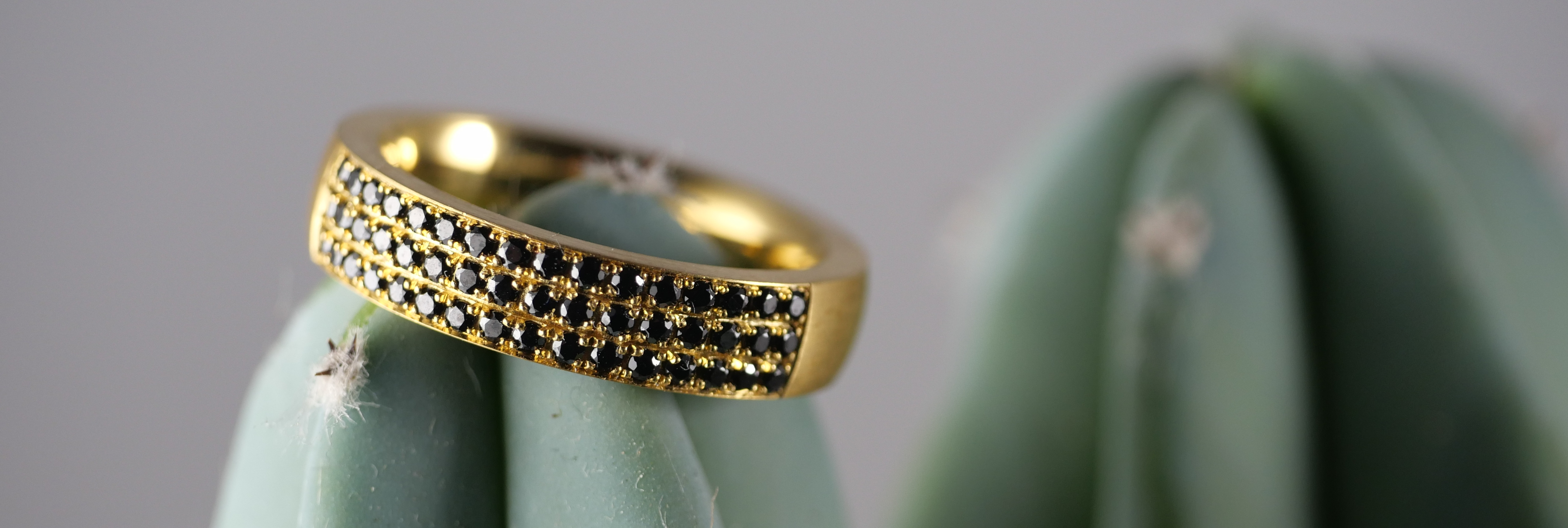 Pavéfassungen Nahaufnahme in der Edelsteinfasserwerkstatt Maren Baum