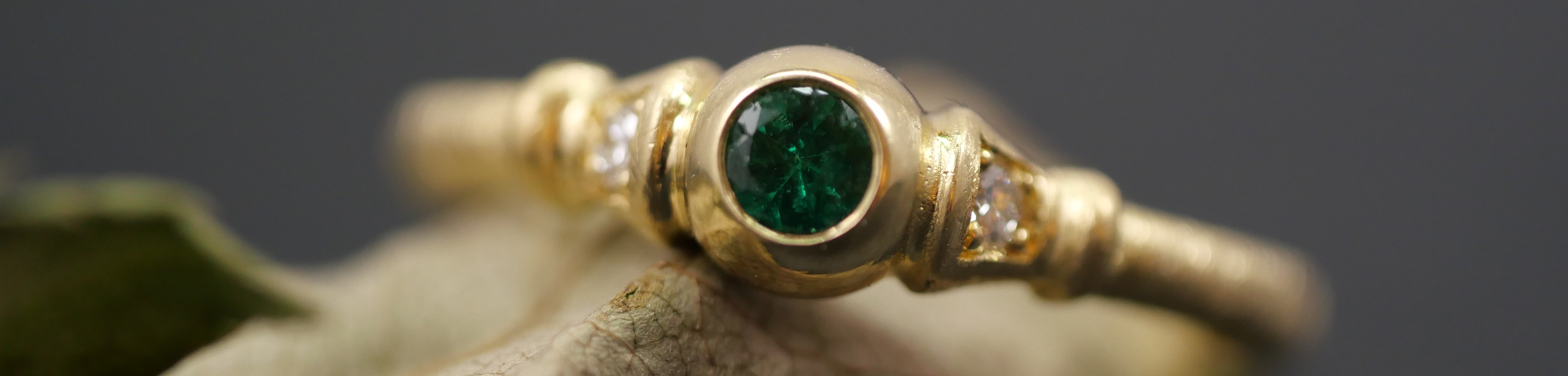 Zargenfassung Nahaufnahme Edelsteinfasserwerkstatt Maren Baum