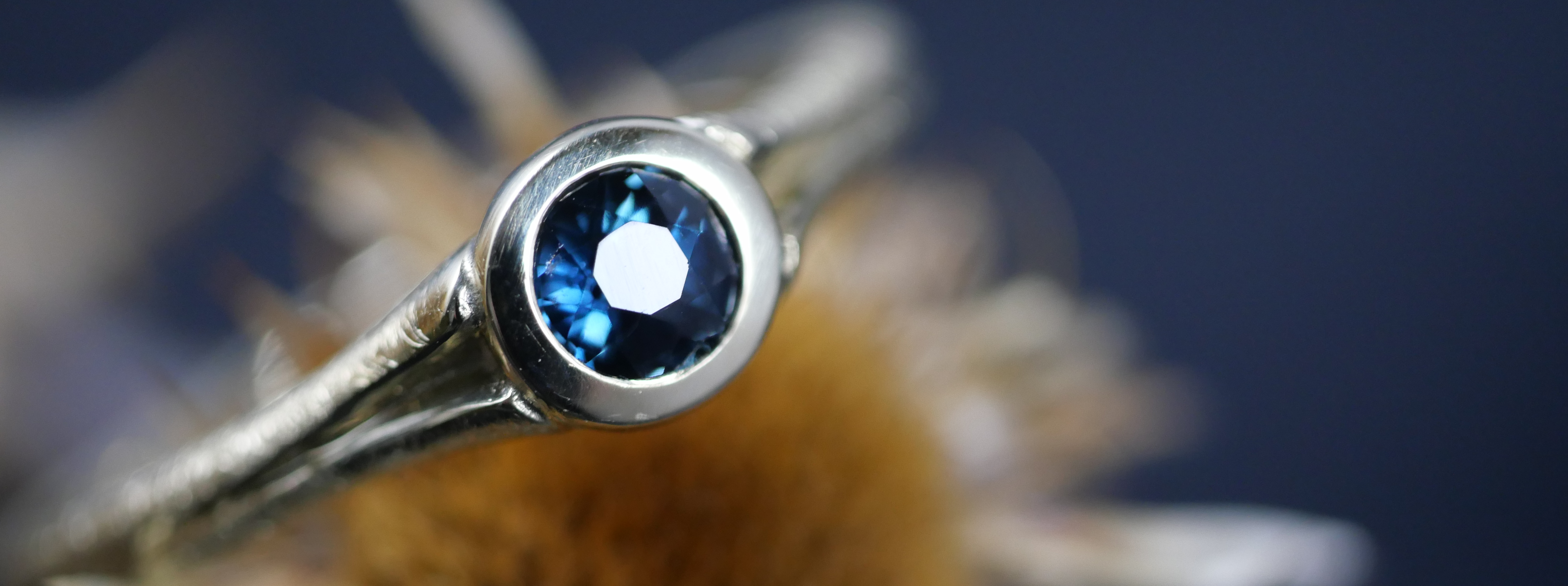 Zargenfassung Nahaufnahme in der Edelsteinfasserwerkstatt Maren Baum